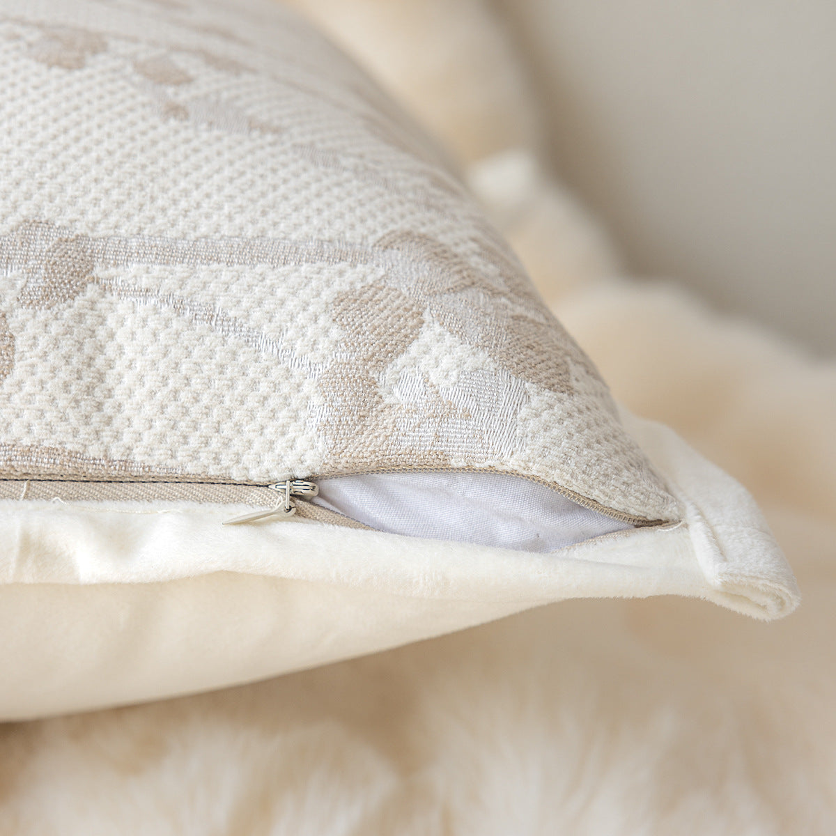 Elegantes Kissen mit floralem Design