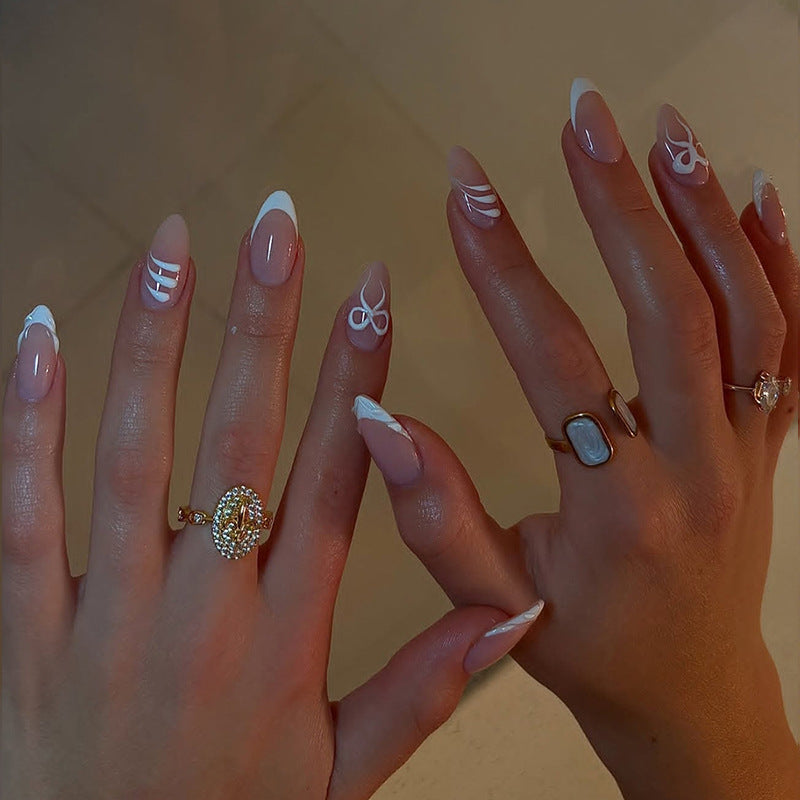 Künstlerisches Press-On-Nagelset mit eleganten Designs Brehn