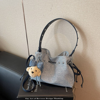 Charmante Mini-Eimer-Tasche mit süßem Anhänger