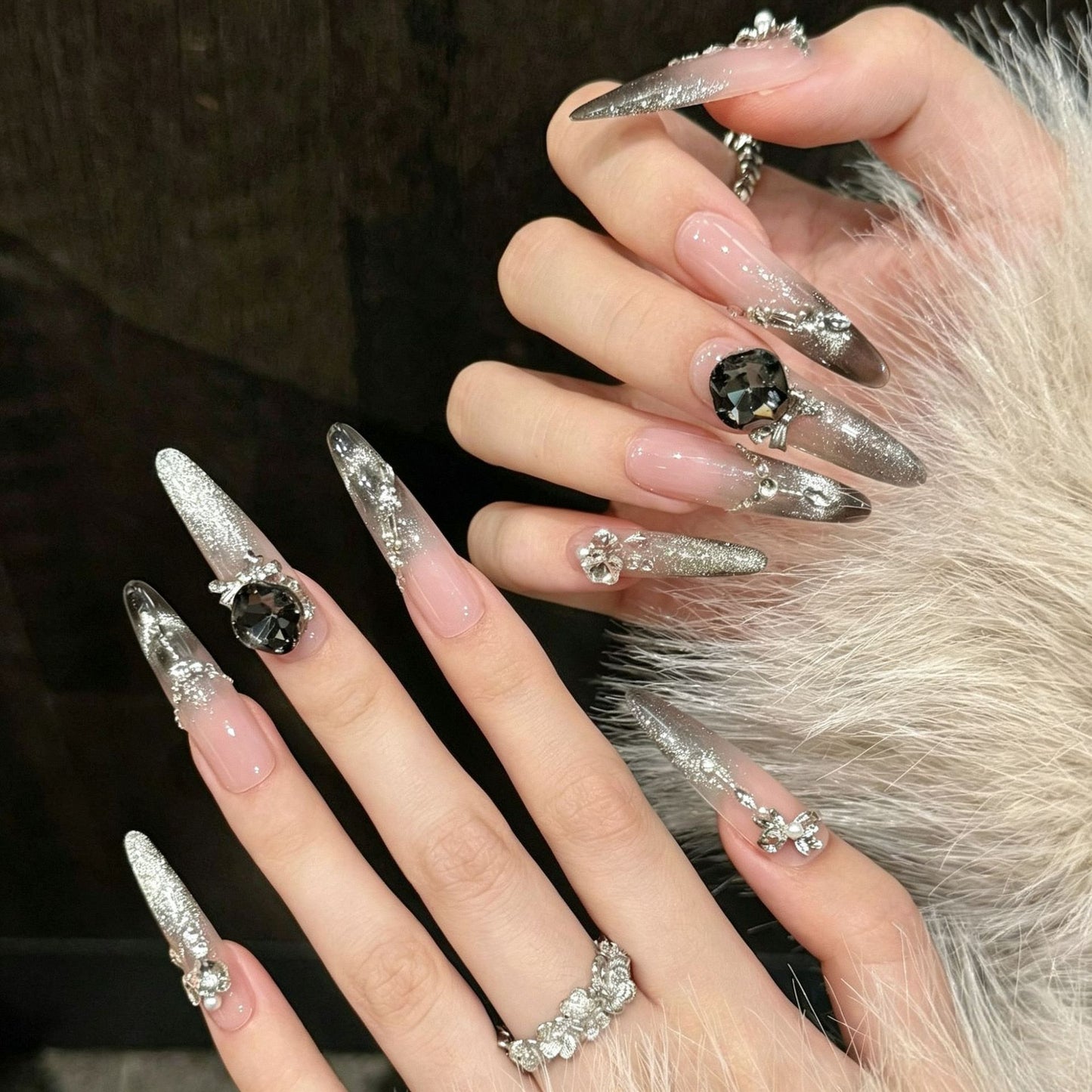 Künstlerische Stiletto Press-On Nagelkunst mit schimmernden Akzenten Brehn
