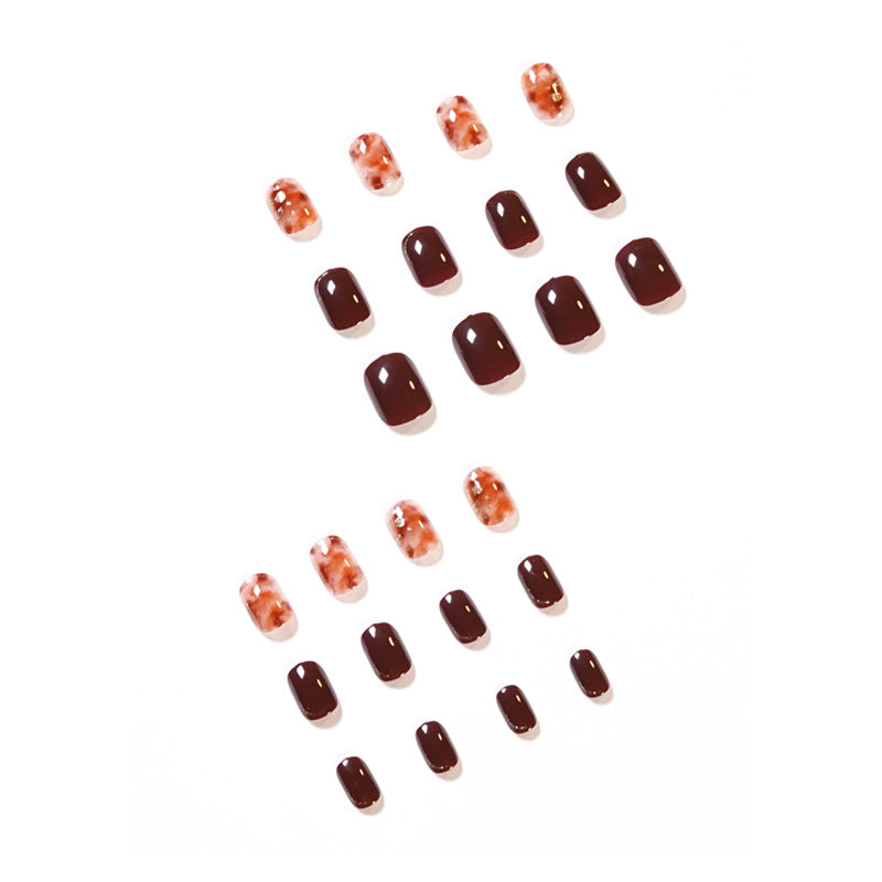 Kunstvolle Nagelkunst mit natürlichen Farbnuancen Brehn