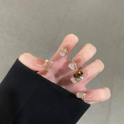 Künstlerisches Nageldesign mit dekorativen Elementen Brehn