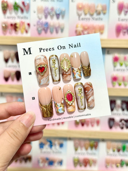 Künstlerisches Press-On-Nagelset mit dekorativen Elementen