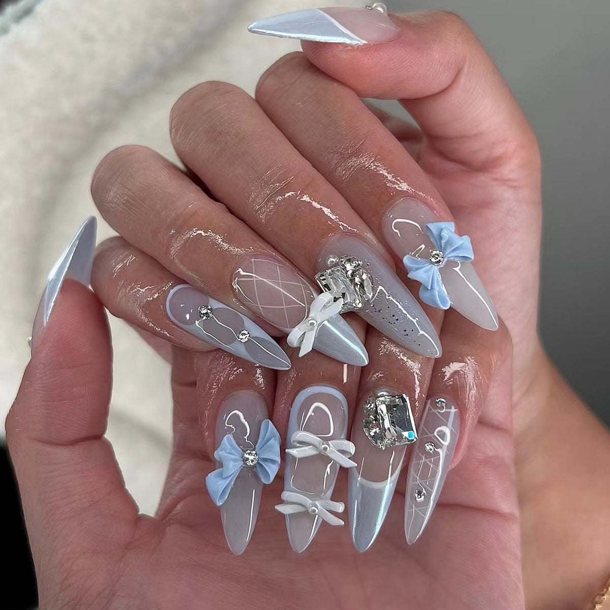 Kunstvolle Stiletto-Nägel mit eleganten Schmuckakzenten Brehn