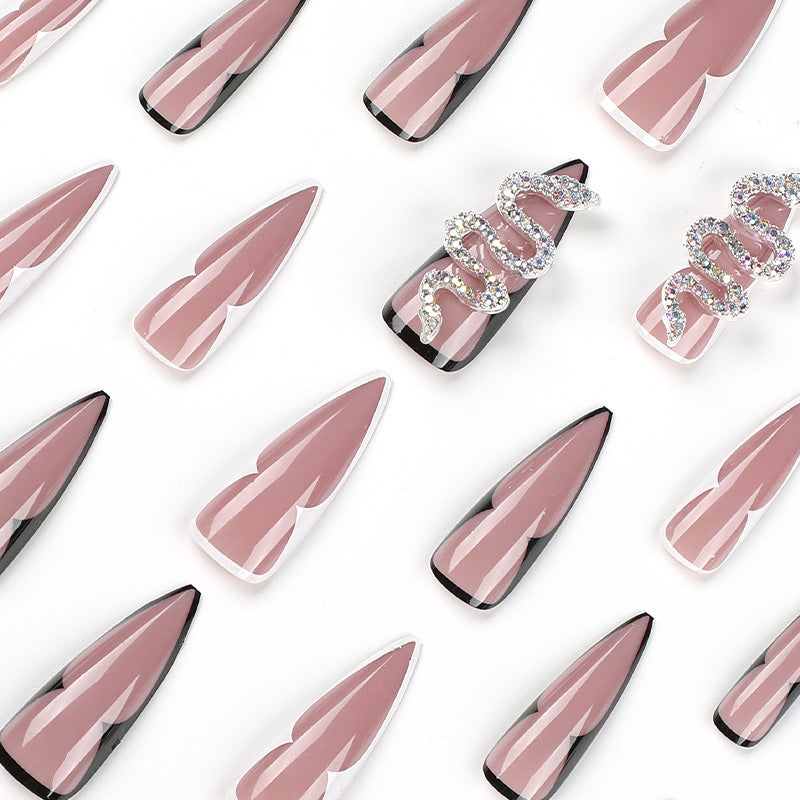 Kunstvolle Nagelverlängerungen mit elegantem Spitzer-Design Brehn