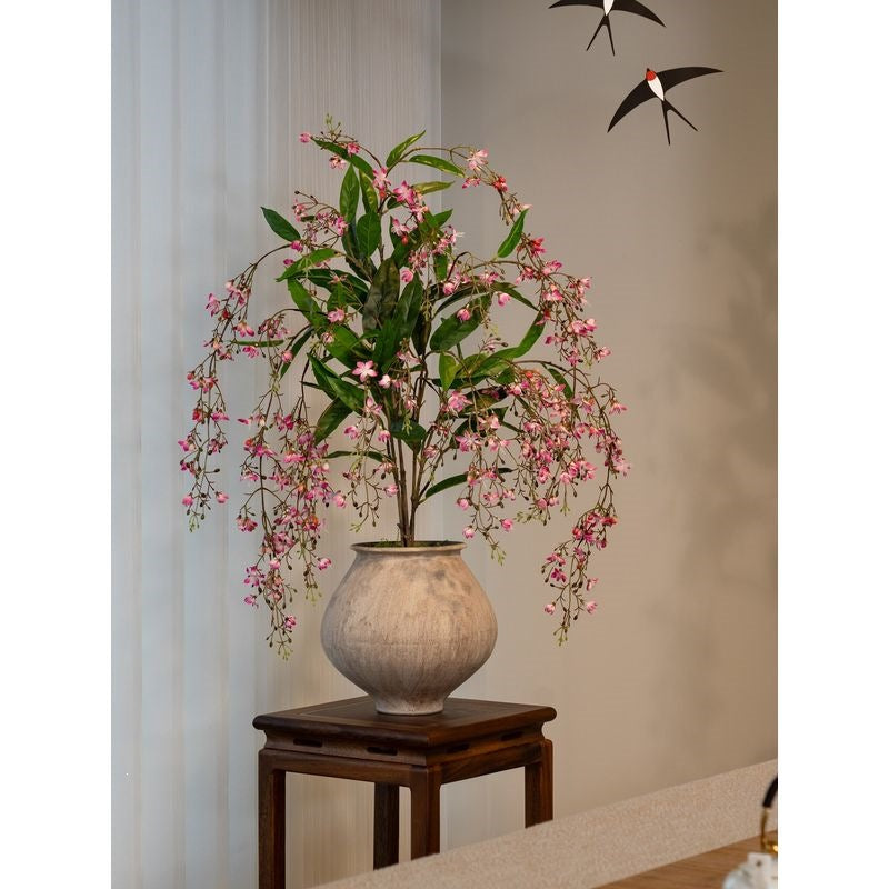 Lebensechte Orchideenblütenarrangement