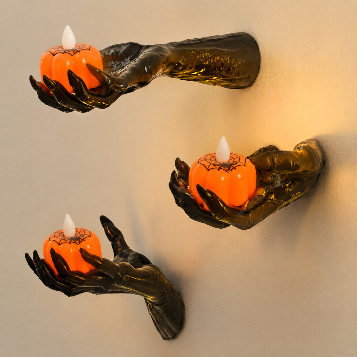 Wandkerzenhalter in realistisch geformter Hand aus Resin
