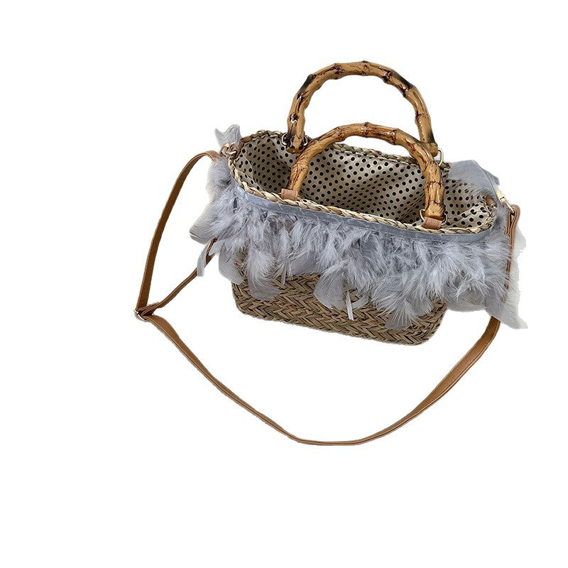 Damen Handtasche mit eleganter Federverzierung und strukturiertem Korbdesign Brehn
