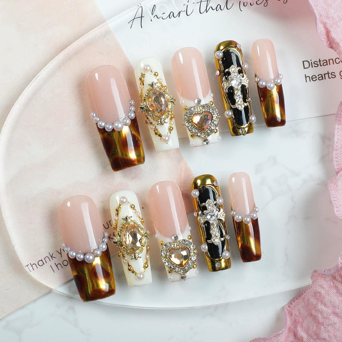 Kunstnagelset mit exquisiten Verzierungen Brehn