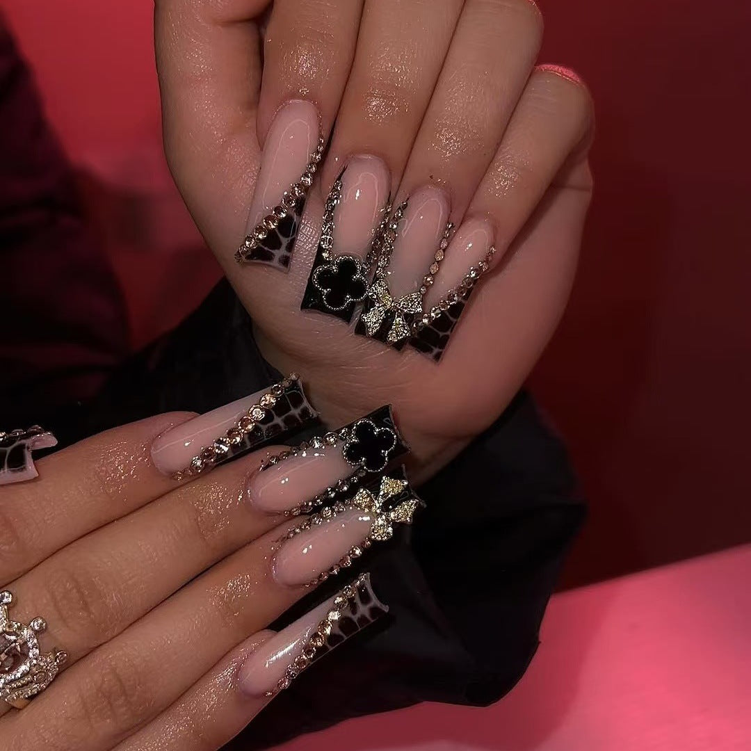 Glamouröse Kunstnägel mit elegantem Design mit Strass und 3D-Verzierungen Brehn
