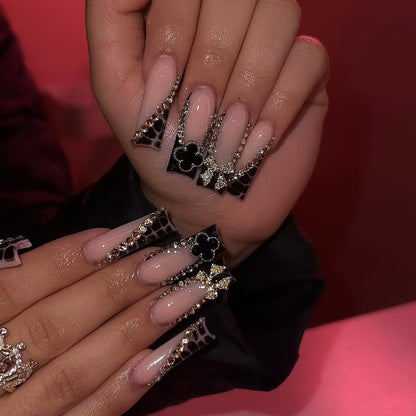 Glamouröse Kunstnägel mit elegantem Design mit Strass und 3D-Verzierungen Brehn