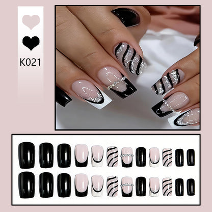Elegante Kunstnägel mit Glitzer- und Streifenakzenten Brehn