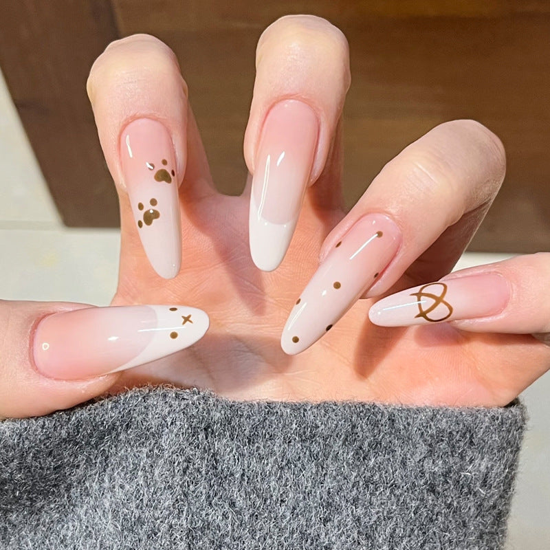 Glamouröse Stiletto Press-On Nageldesign mit eleganten goldenen Akzenten Brehn