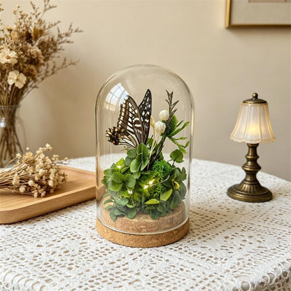 Glas Terrarium mit konservierten Blumen und Schmetterling