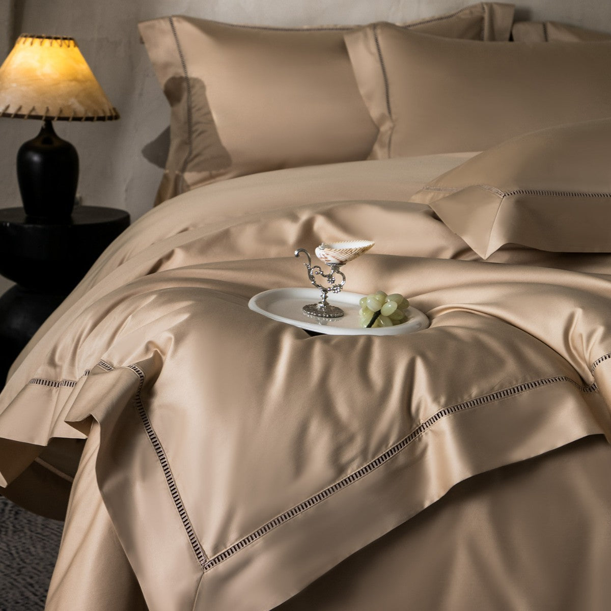 Luxuriöses seidiges Satin Bettdeckenbezug-Set mit Leiterstich-Saum und dekorativer Rüsche