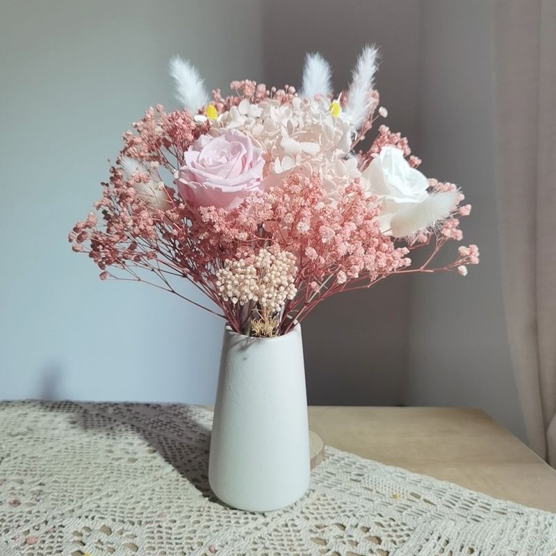 Trockenblumenarrangement in eleganter Vase