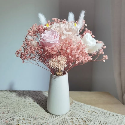 Trockenblumenarrangement in eleganter Vase