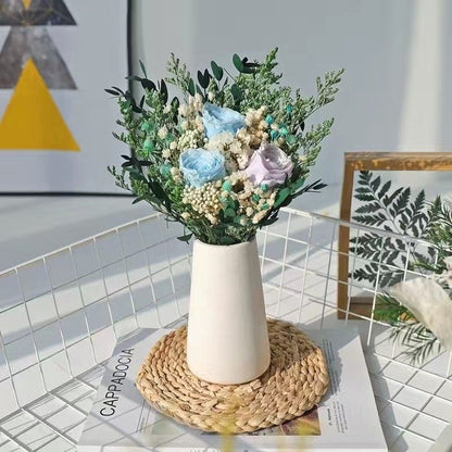 Eleganter Trockenblumenstrauß mit dekorativer Vase