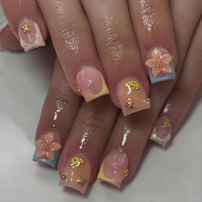 Kunstnagelset mit floralen Akzenten und elegantem Glanz Brehn