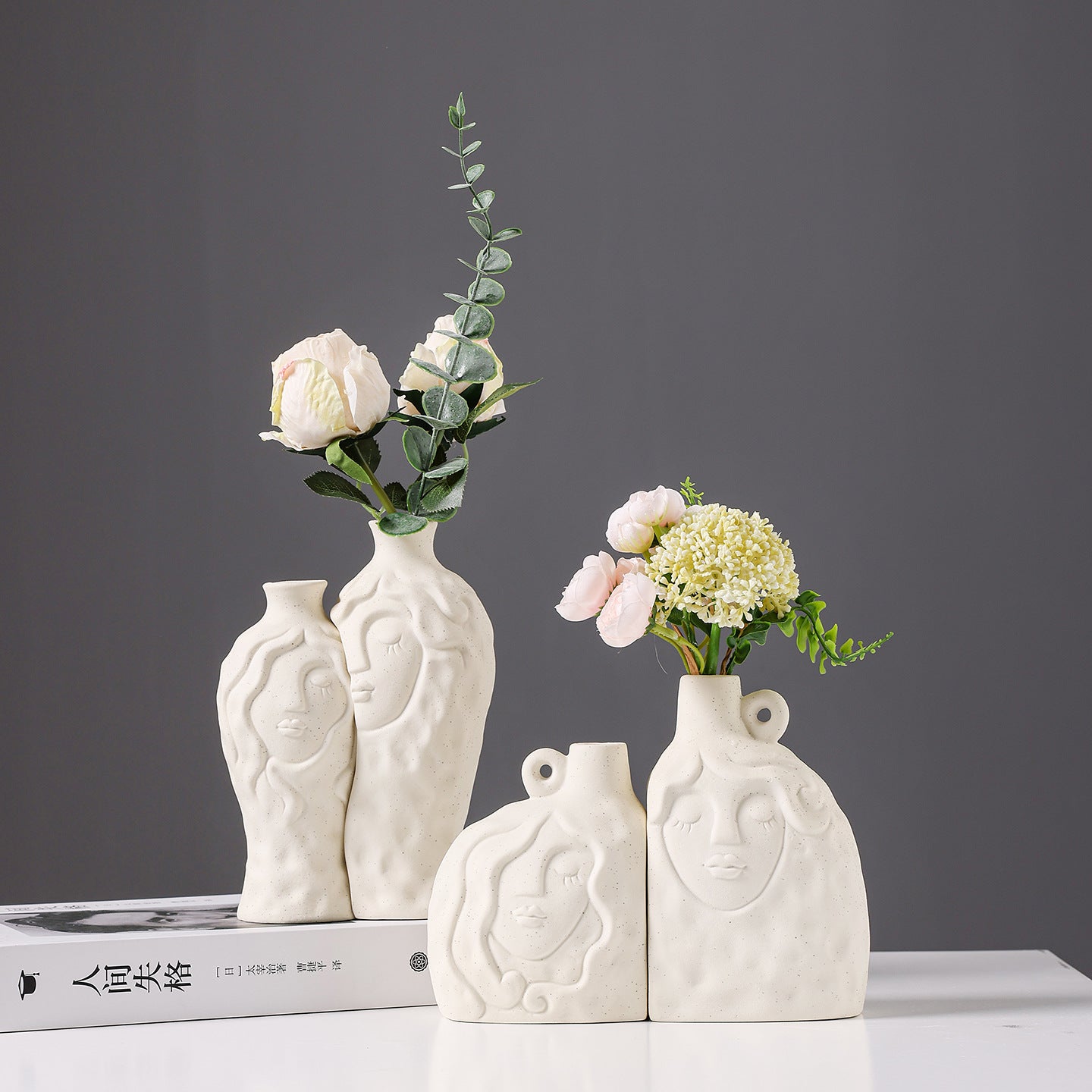 Künstlerische, gesichtsformige Keramikvase