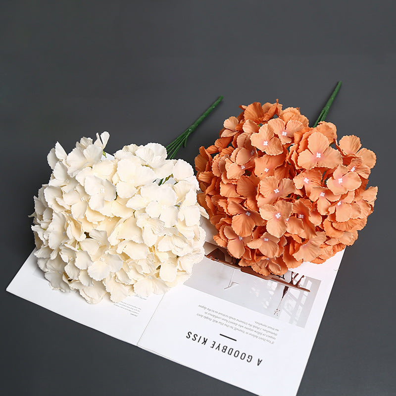 Künstliches Blumenarrangement für die Innenausstellung