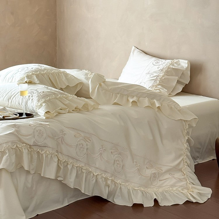 Luxuriöse Satin-Bettgarnitur mit Ornament-Stickerei und gerafftem Saum