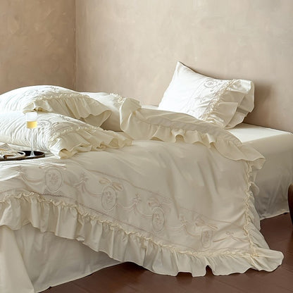 Luxuriöse Satin-Bettgarnitur mit Ornament-Stickerei und gerafftem Saum