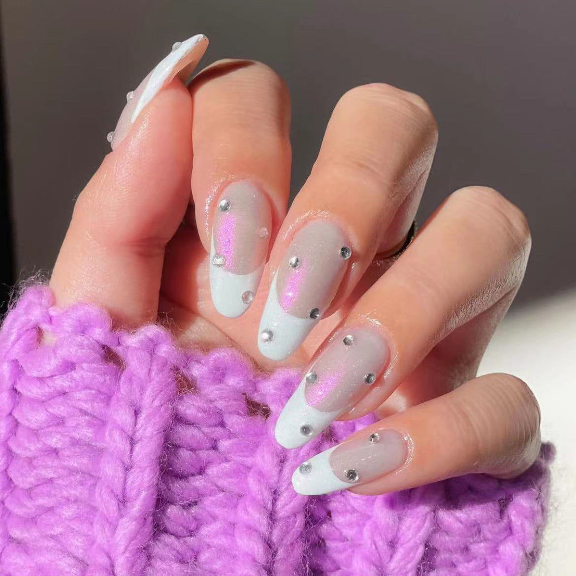Glamouröse Stiletto Druck-Nägel mit Strass-Akzenten Brehn