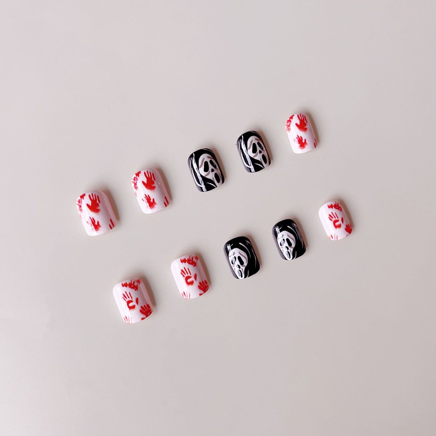 Kreatives Halloween Kunstnagelset mit gruseligen Motiven und funkelnden Akzenten Brehn