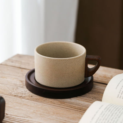 Keramikbecher mit Holzgriff und Untertasse