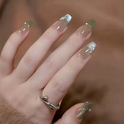 Künstlerisches Press-On-Nageldesign-Set mit floralen Akzenten