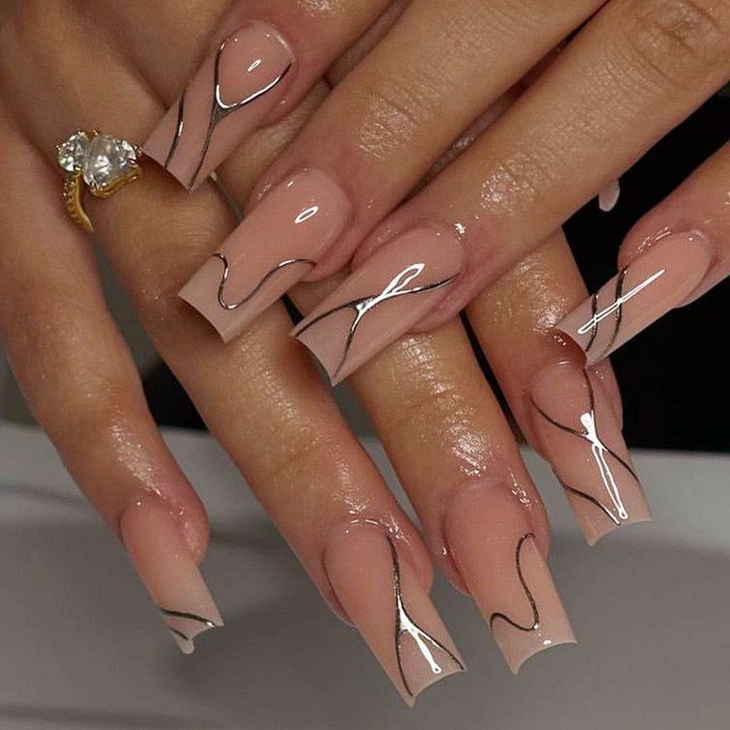 Kunstnagelset mit eleganten 3D-Designs und hochglänzenden Akzenten Brehn