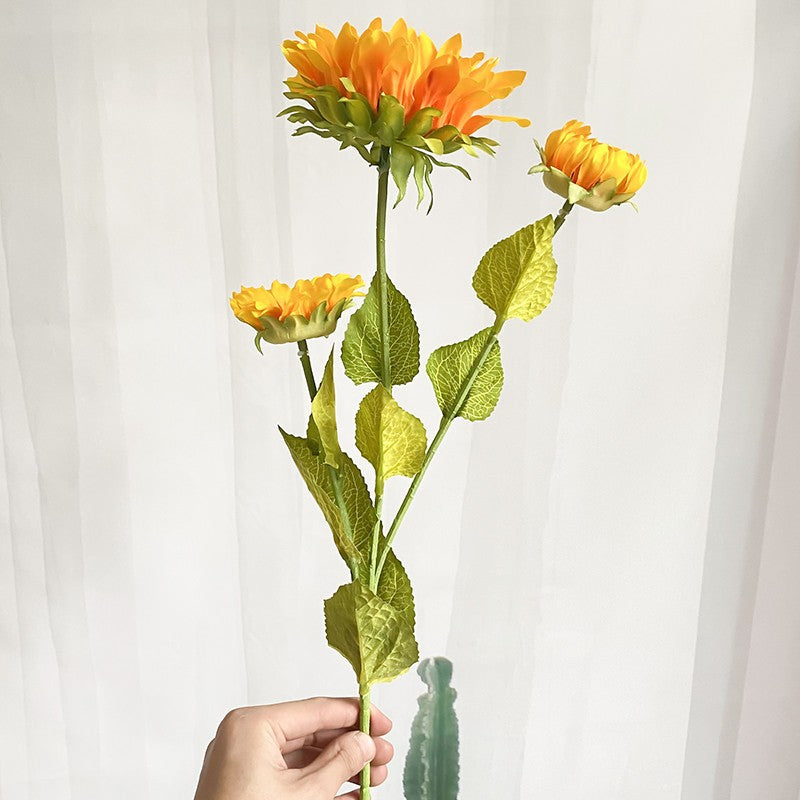 Realistische dekorative Sonnenblumenstängel