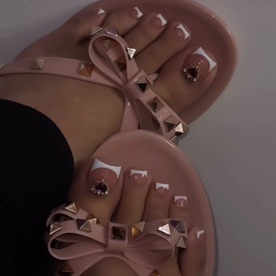 Luxuriöse Flip-Flops mit schimmernden Akzenten und eleganten Verzierungen Brehn