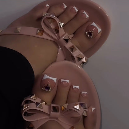 Luxuriöse Flip-Flops mit schimmernden Akzenten und eleganten Verzierungen Brehn