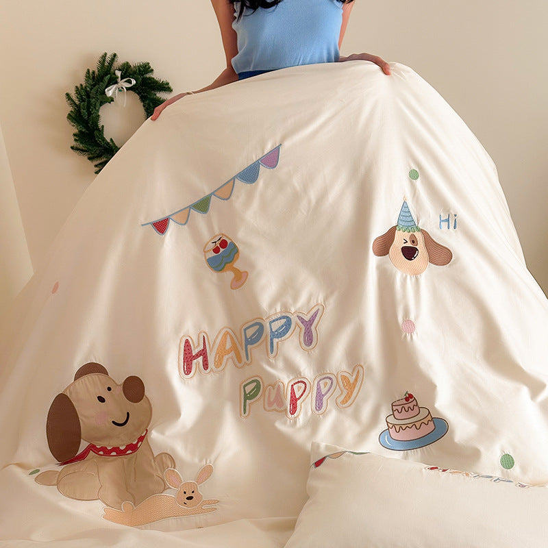 Kawaii Applikation Baumwollsatin Bettbezug Set mit besticktem Charakter & dekorativem Erdbeer-Kissen