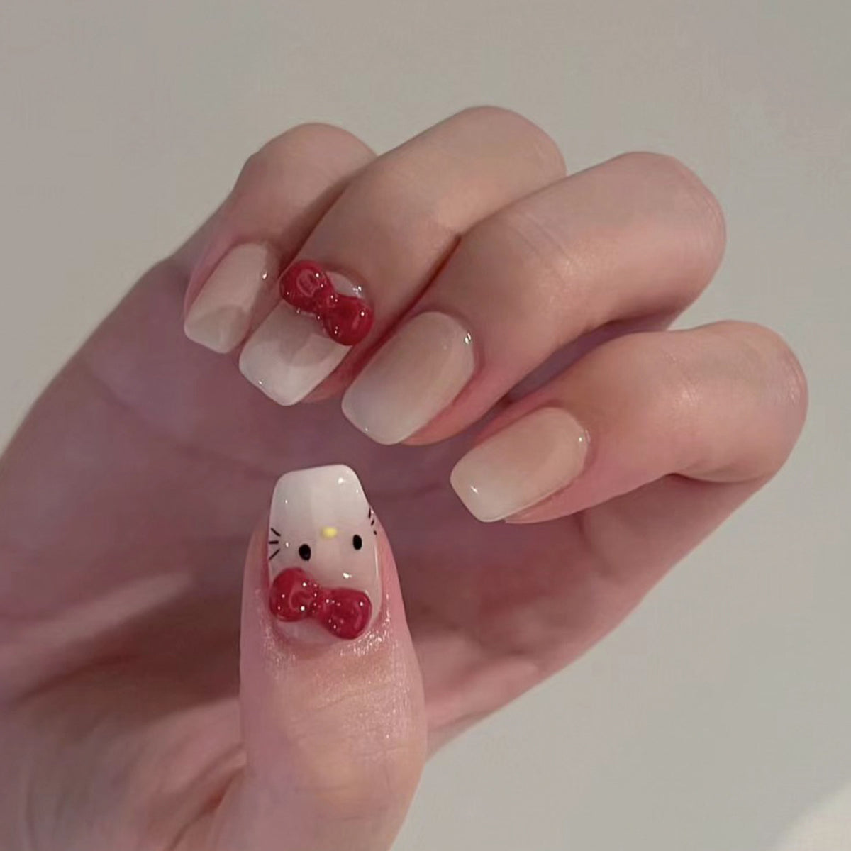 Kunstvolle Kunstnägel mit niedlichem tierischen Design und Schleifenakzenten Brehn