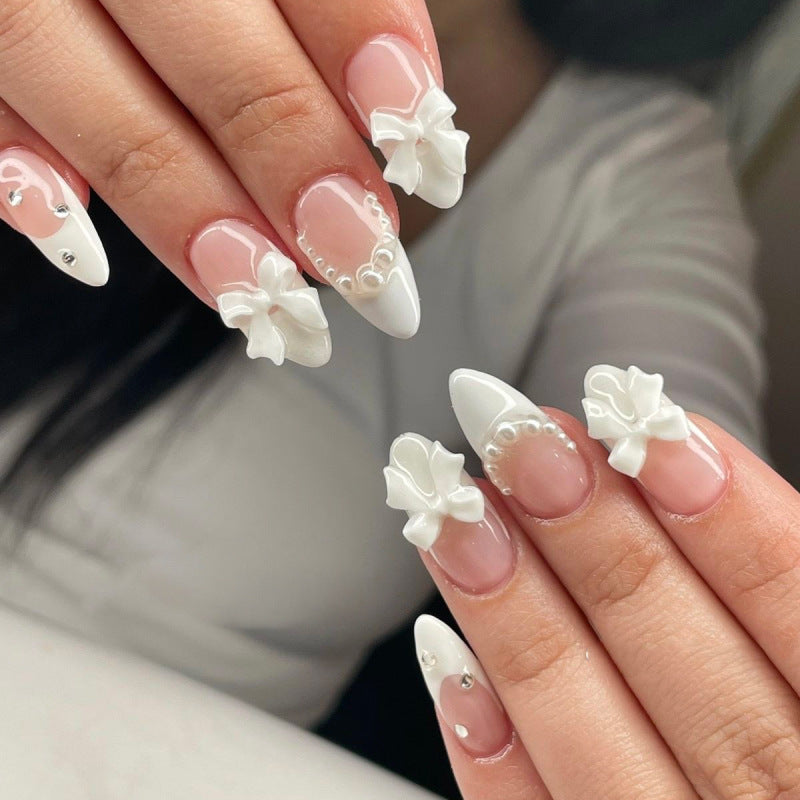 Kunstvolle Stiletto-Nägel mit eleganter Blütenverzierung Brehn