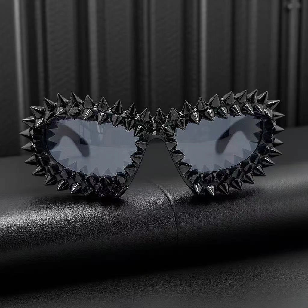 Damen Statement-Sonnenbrille mit kreativen Nietenakzenten Brehn