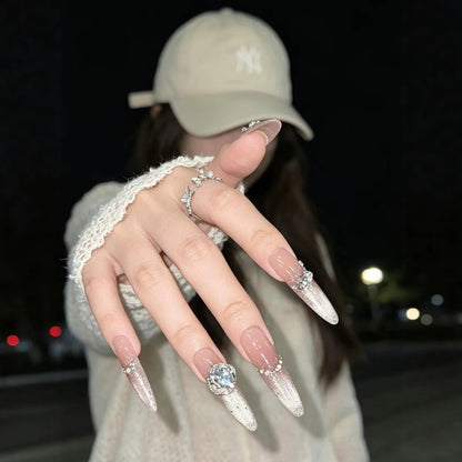 Künstlerische Stiletto-Nagelverlängerungen mit Edelsteinakzenten