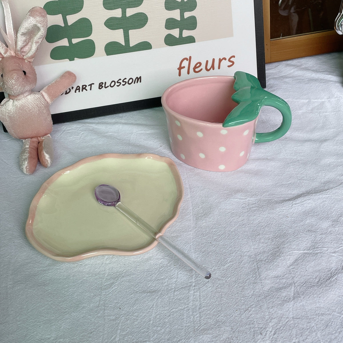 Verspielte Keramiktasse mit geformtem Blätterhenkel, Untertasse und Tulpenlöffel