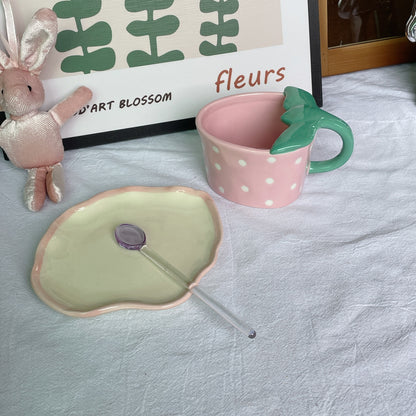 Verspielte Keramiktasse mit geformtem Blätterhenkel, Untertasse und Tulpenlöffel