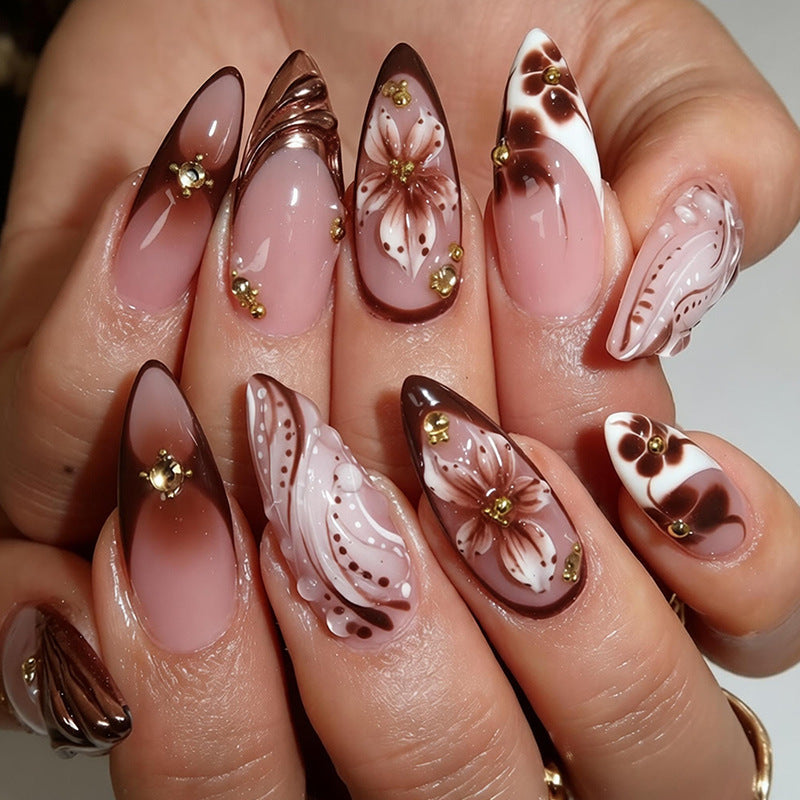 Exklusive Kunstnägel mit elegantem Tiermotiv und Glitzerakzenten Brehn