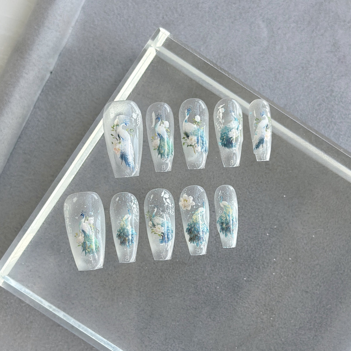 Künstlerisches Press-On Nagelkunstset mit Herz- und himmlischen Designs