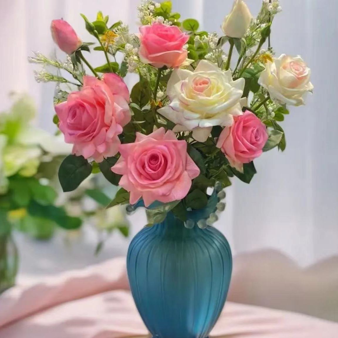 Lebensechte Rosenblumenarrangement