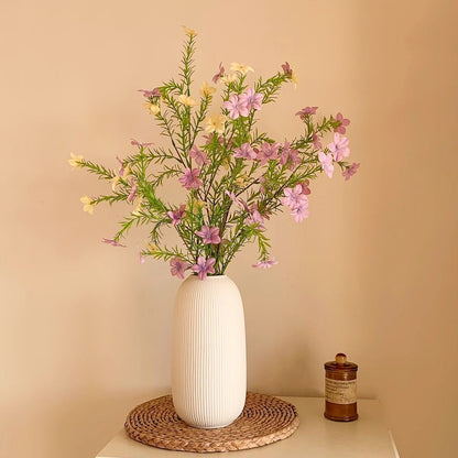 Lebensechte Blumenarrangement mit eleganter Vase
