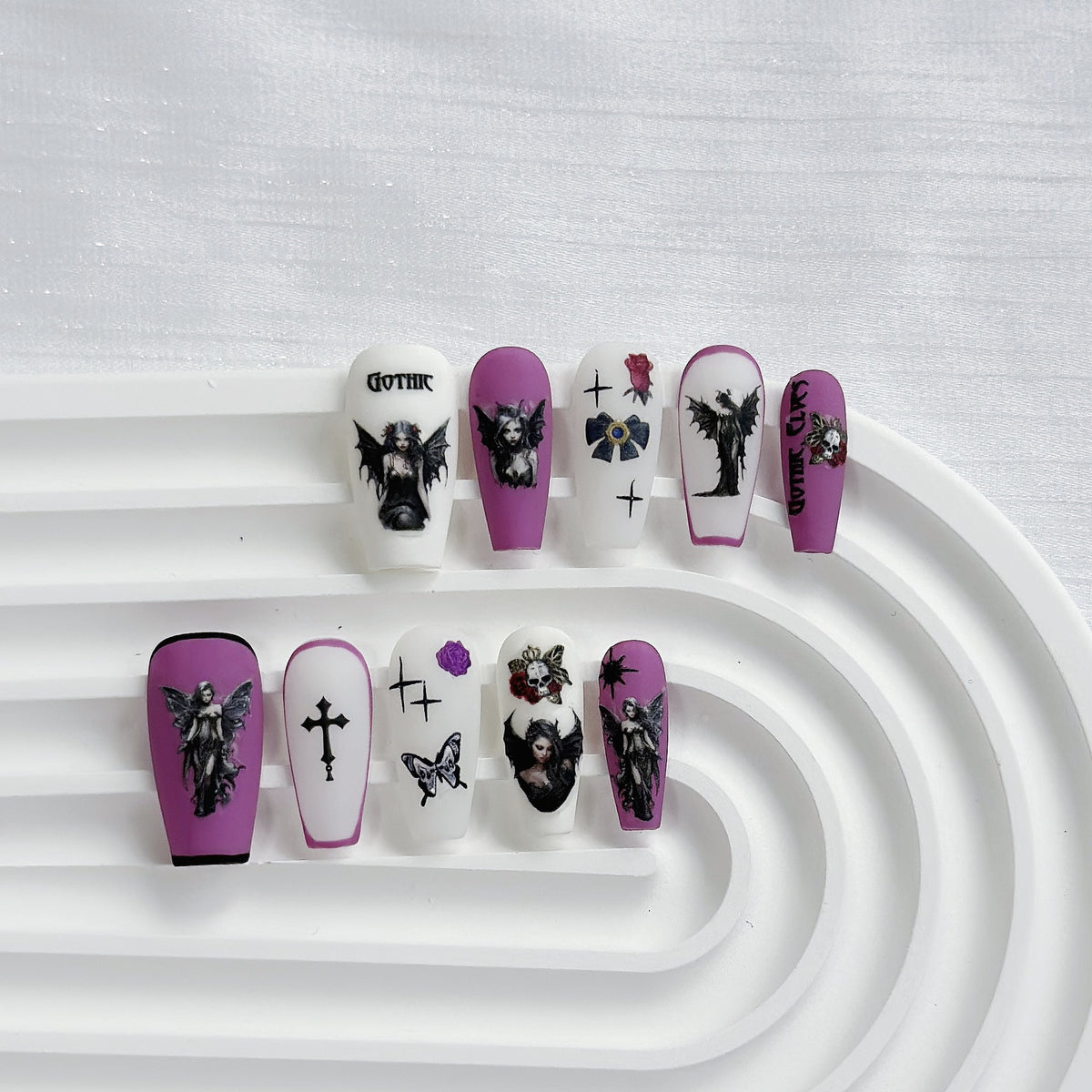 Künstlerisches Press-On Nagelkunstset mit Herz- und himmlischen Designs