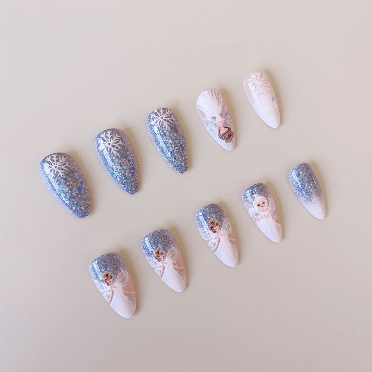 Kunstnagelset mit zauberhaften Feenmotiven und Glitzerakzenten Brehn
