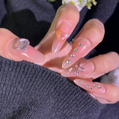 Elegantes Press-On-Nageldesign mit Strassakzenten Brehn
