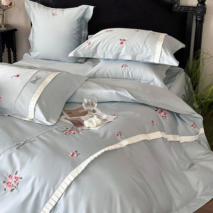 Elegantes Baumwollsatin-Bettwäsche-Set mit feiner Rosenstickerei und Plissee-Volant
